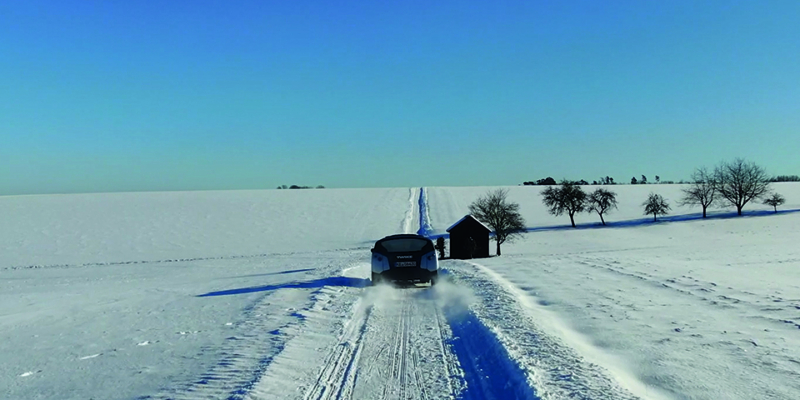 TWIKE 4 im Schnee auf dem Feld